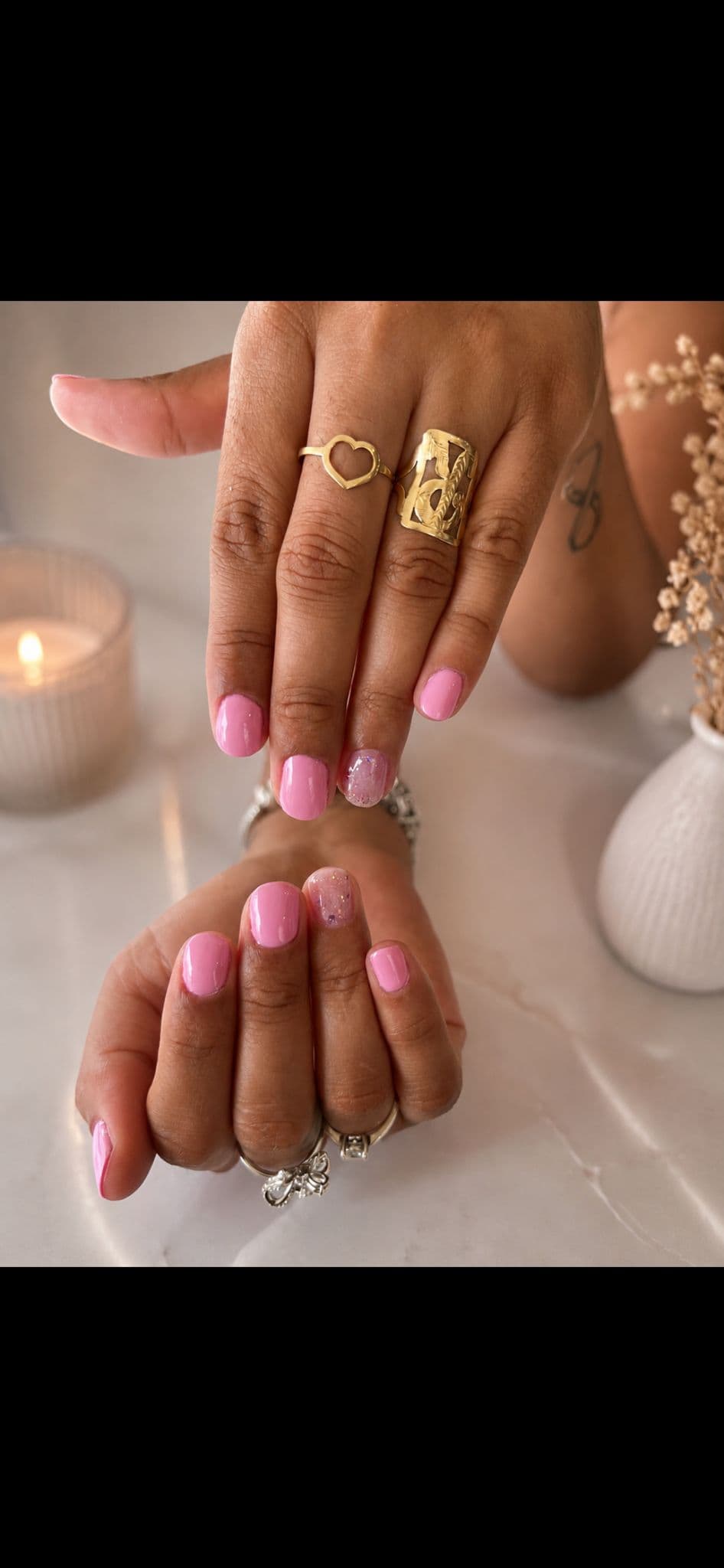 Esmaltação em gel rosa com unha de destaque em glitter