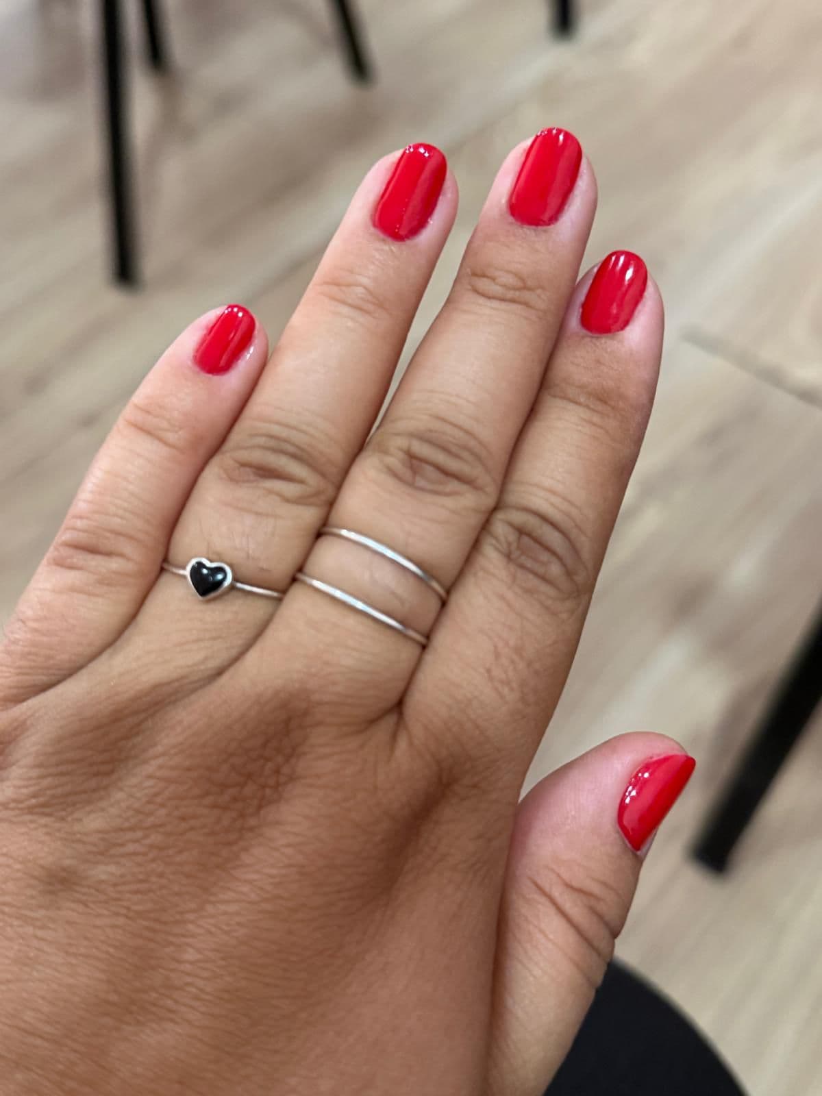 Manicure com esmaltação em gel vermelho clássico